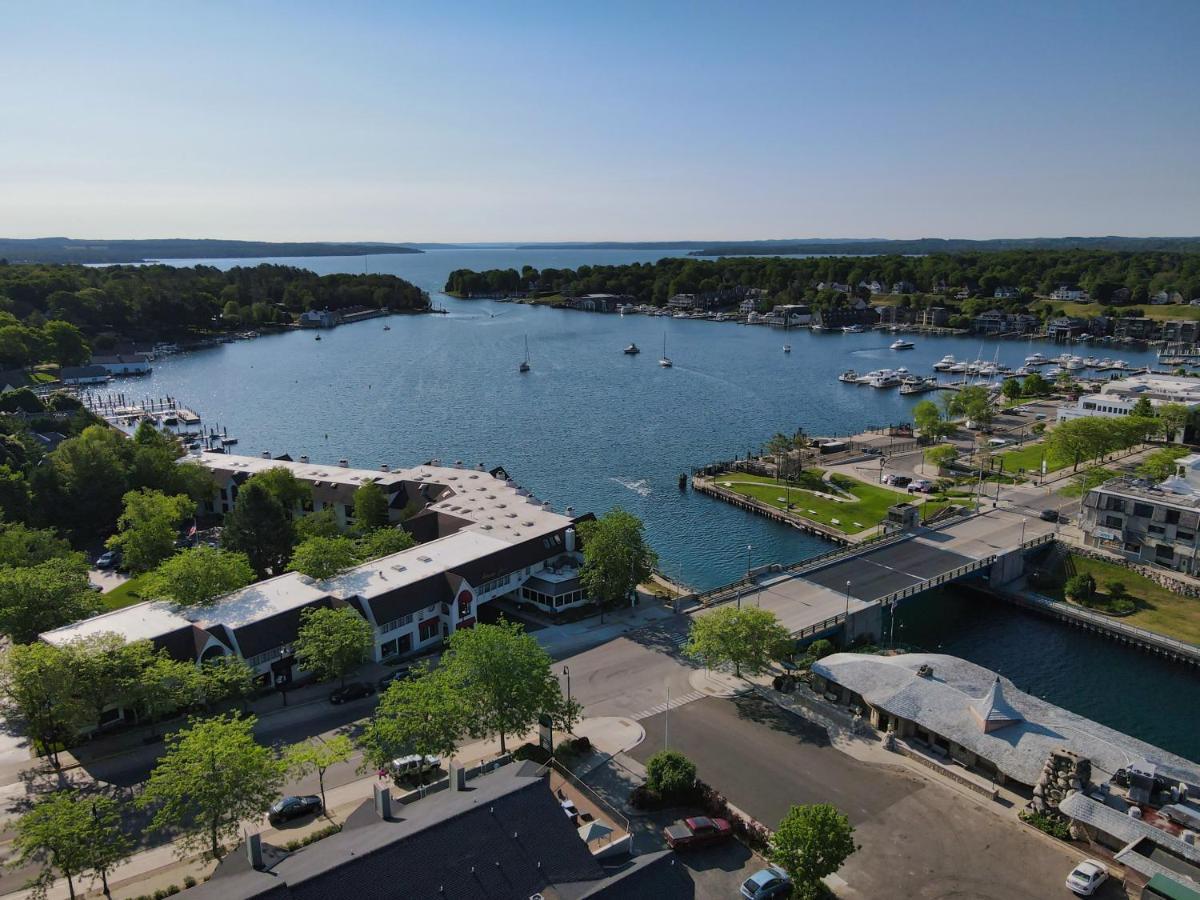 116 Edgewater Inn Charlevoix Exterior photo